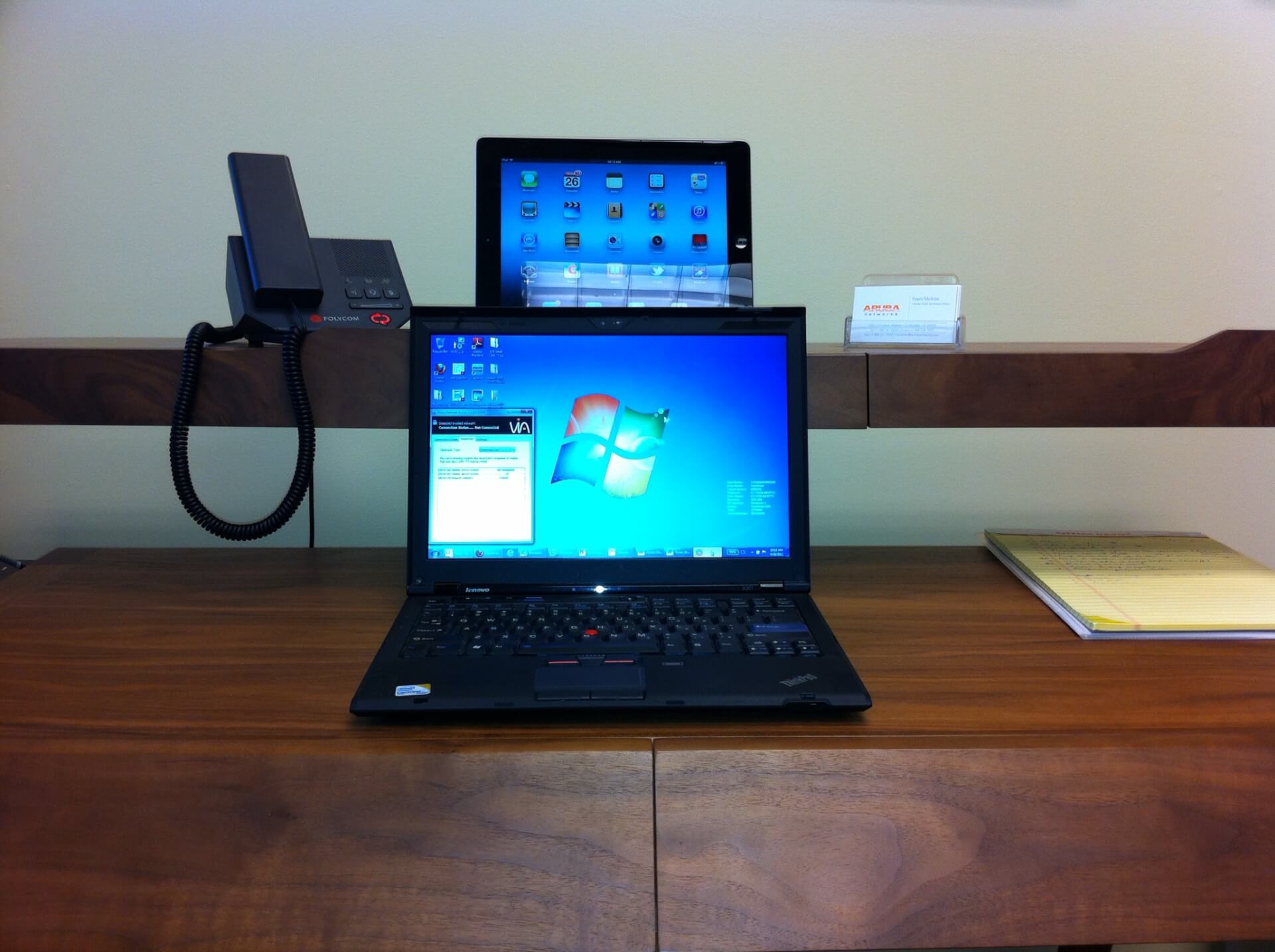 the all wireless desk.JPG 所有无线桌面.jpg