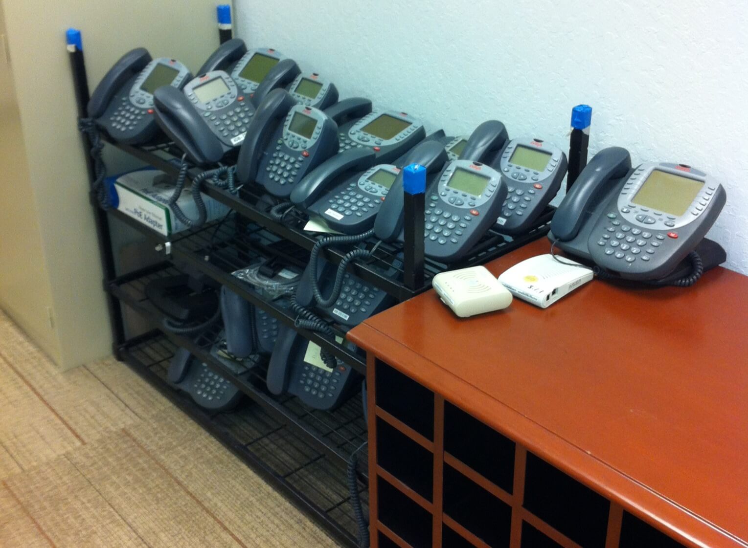retired avaya phones.JPG 退休的avaya手机.jpg.