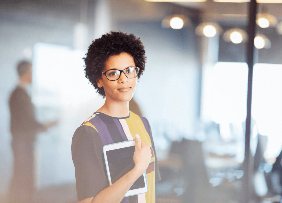 女人与平板电脑