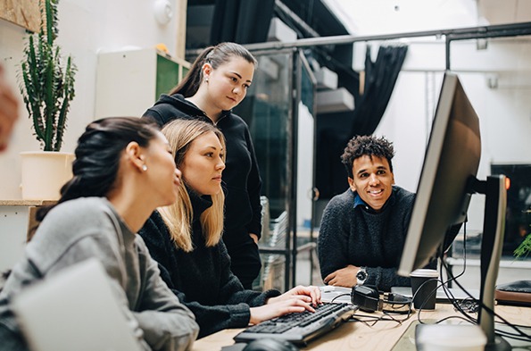 办公室工作人员站在一起解决网络问题