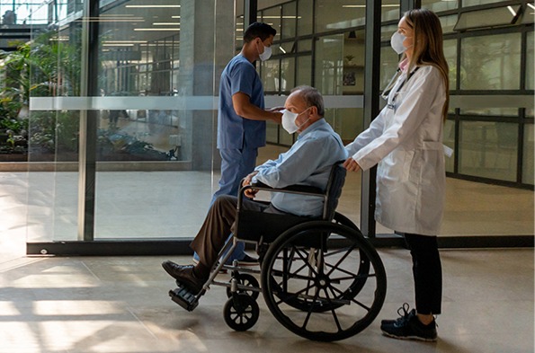 医护人员和坐轮椅的病人