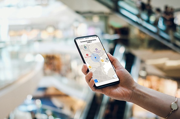 顾客在手机上查看零售商店的位置地图