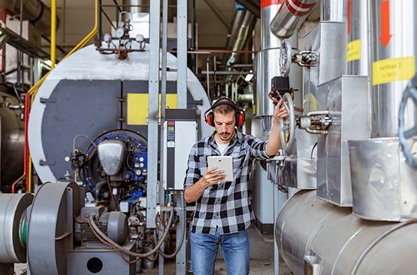 产业工人在平板电脑上工作