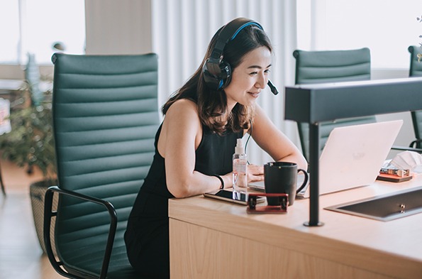 客户服务代表在办公室工作