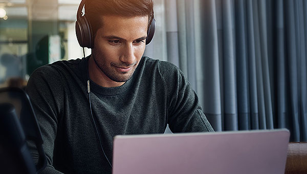 一个年轻人在笔记本电脑上看网络研讨会