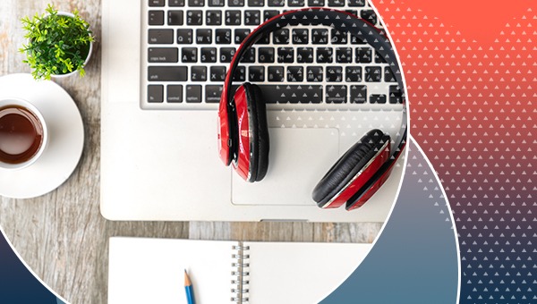 有膝上型计算机，耳机和一杯咖啡的办公桌在为网络研讨会做准备