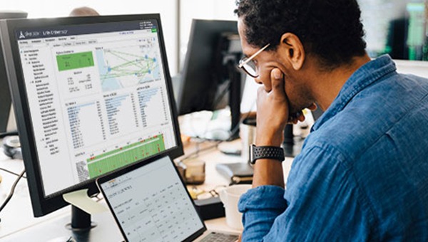 工程师正在查看仪表盘的两个屏幕