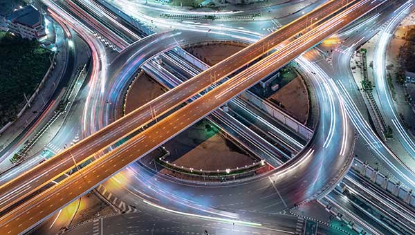 夜间重叠的高速公路坡道的鸟瞰图