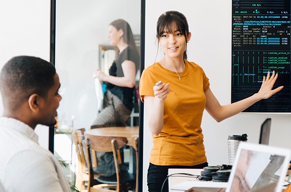 向同事展示幻灯片的女士