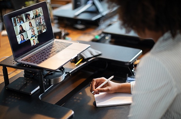 一位女士在视频会议上做笔记