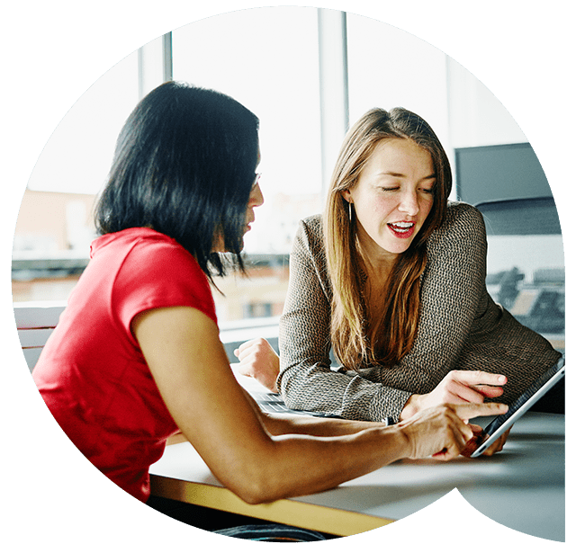 两个同事在平板电脑上合作