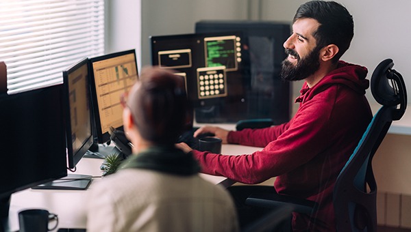 IT专业人员面对多个屏幕