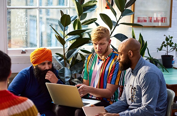 在休闲环境中的一小组的辅导会议