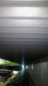 顶部两排被金属网障碍物阻塞。同样，它们后面的金属网格会扭曲信号。