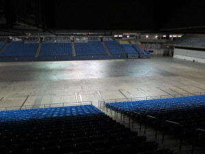 下部碗的顶部排被悬垂的阴影