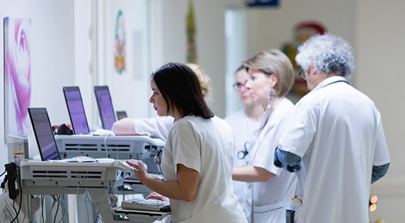 医院工作人员在大厅的电脑屏幕前工作