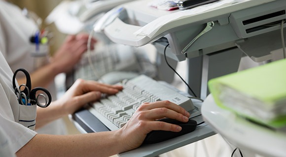 医院工作人员输入数据