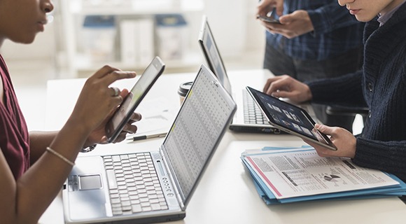 在Extenso.employees working together