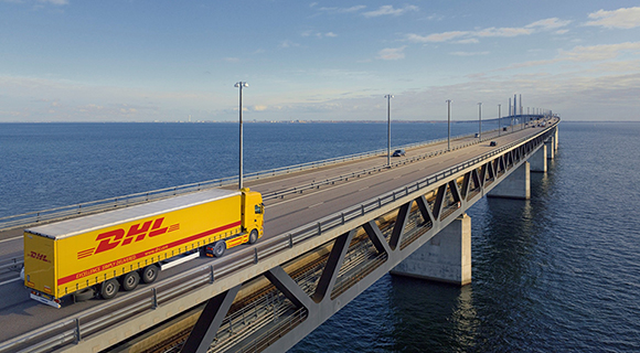 DHL货运卡车驶过一座大桥