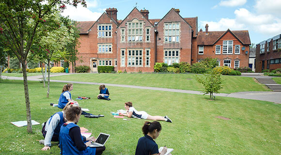 戈多芬学校“>
          </figure>
          <p>学校还搬到了Microsoft Office365。“我们将更多的东西投入了云层，”吉利斯说。“而且Aruba Clearpass政策经理给出了正确的网络访问控制级别。我们可以通过智能政策控制访问，谁看到什么以及哪些信息受到限制。鉴于我们的许多学生是国际性的，我们必须考虑可以从世界任何地方访问的应用程序。”</p>
          <p>物联网和增加的移动性很可能会推动对特定学校应用程序的需求。这可能会扩展到基于云的设施管理工具的使用。可能性是无穷无尽的，因为知道网络不会成为瓶颈。</p>
          <p><strong>技术增强了学习体验</strong></p>
          <p>Gillies说，简化的网络管理不可避免地意味着更大的效率：“如果有一个访问点问题，我可以确切地看到它的位置。在管理术语中，我对流量分析感到非常满意。”此功能允许识别大多数带宽的工作负载以及特定应用程序或设备的任何问题。</p>
          <p>IT团队有更多时间专注于检查新应用程序和功能。将来，戈多芬希望探索与英国其他地方及其他地区的教育提供者的合作。</p>
          <p>埃弗里特说：“在过去的四年中，IT环境发生了巨大变化。”“我们的技术应该无处不在；它在那里，它起作用，但是您不需要看到它。我们有Aruba的那个。从父母，学生和员工那里，感知是一所技术增强学习经验的学校。“</p>
         </div>
        </div>
        <div class=