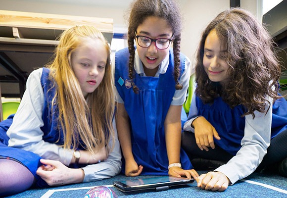 戈多芬学校“>
          </figure>
          <p>借助Aruba无线解决方案，Godolphin学生可以自由使用喜欢的设备并在校园的任何地方连接。Everett说：“笔记本电脑或iPad，Microsoft，Apple或Android，它们可以自由决定。”“我们拥有想要的设备不足的环境。”</p>
          <p>实际上，这意味着学生现在正在使用视频，面部或聊天进行学校项目合作。他们在课堂外更有效地学习。有了任何时间连接到学校资源的能力，女孩们就可以在需要的时候学习，他们想要的地方。埃弗里特说：“将来，我认为老师会将教室视为每个人都聚集在课堂外学到的东西的地方。”“教学将集中在背景和强化上。”</p>
          <p>他承认，这是早期的。移动性和设备自由的全部影响将需要一段时间才能滴入。它将改变学生参加课程的方式，以及教师准备的方式。“教学方法正在发展，我们现在拥有一个系统，我们可以在其中探索最适合我们作为一个社区的系统。老师对新网络的可能性和学生一样兴奋。我们希望支持老师和学生当他们探索可能性时。”</p>
          <p><strong>支持智能硬件和应用程序的网络</strong></p>
          <p>根据Nigel Everett的说法，无线网络已经支持新的硬件和应用程序：“强大的网络可以创新”。</p>
          <p>交互式投影仪正在进入教室，使教师和学生可以更有效地进行协作。教室的重点正在发生变化，能够从房间中的任何设备连接到投影仪，从而打开无限的可能性。</p>
          <p>通过增强和不间断的连接性，可以测试新想法并启用新功能。现在，在整个校园周围的运动场周围的Wi-Fi覆盖范围是无缝的。可以容纳网络使用中的突然峰值，从而使学校能够支持开放日或文学节等活动。正在考虑在学校周围的信息上显示有关数字标牌的信息，并且已经进行了测试设置。</p>
          <p>现在有可能在合适的平台上使用VoIP。学生已经在使用FaceTime，Skype，WhatsApp或其他工具与家人和朋友保持联系，这对寄宿生来说是特别有用的功能。</p>
          <p>Gillies说：“我们已经根据Firefly Learning平台和Office 365扩展了虚拟学习环境，学生可以在其中获取课程材料。”“我们还开始使用Planet Estream作为安全的视频平台。因此，总的来说，可以上传和分发课堂注释，演示和文档。这是一个非常好的界面，可以保持和共享教育材料，并且只会增长时间。”</p>
          <figure class=