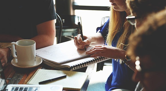 商务会议使用笔记本电脑无线连接