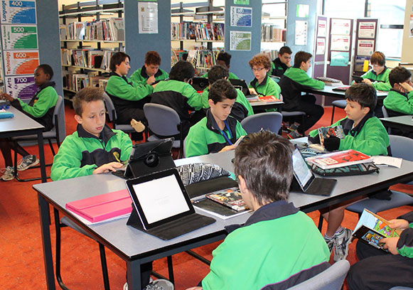 游行学院的学生们