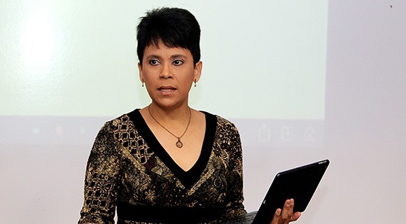 教授拿着笔记本电脑投影幻灯片