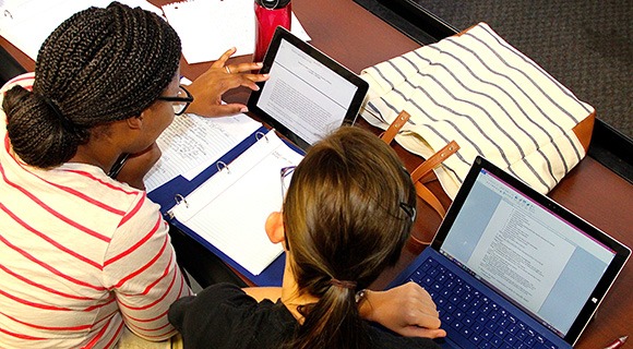 两个社区大学生在一篇论文中合作