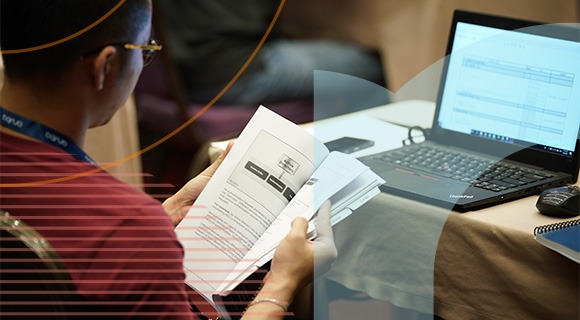 大气与会者在培训课程上通过参考资料看