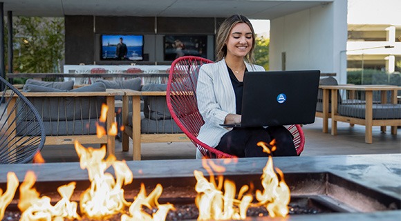 Balboa首都雇员在外面的休息室工作