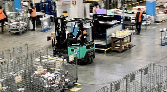 在分销仓库内工作的员工