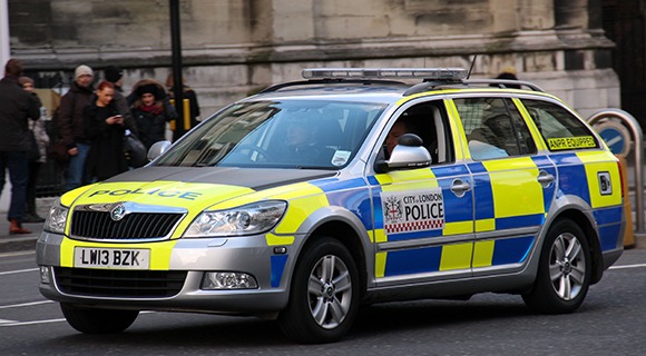 在繁忙的伦敦街上的警车