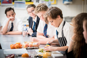 学生们正在上烹饪课