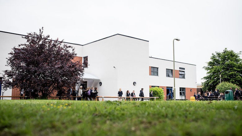 克罗夫顿学校的学生在外面