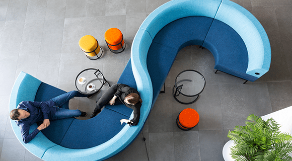 Tomra employees having a conversation on the couch