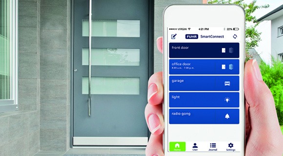 手机用户与前门的Fuhr锁进行互动