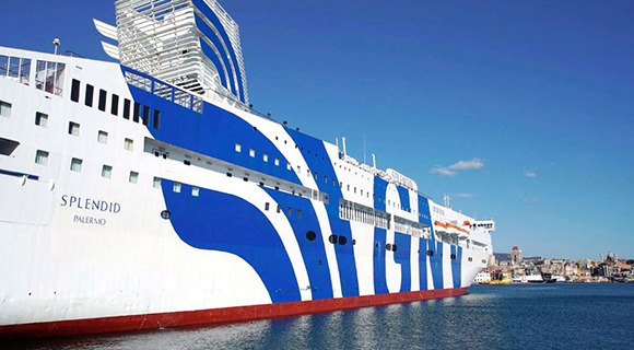 船舷上的GNV标志