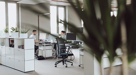 考虑一下employees at their workstations