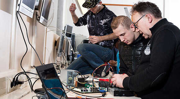 弗里斯兰学生与老师互动