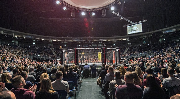 Thousands of spectators at a boxing match at the König-Pilsener-ARENA