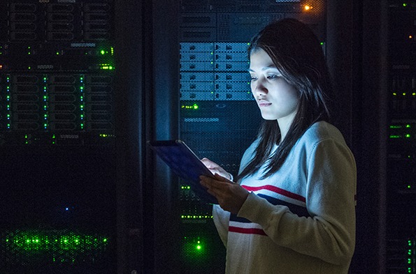 技术人员在数据中心的平板电脑上工作