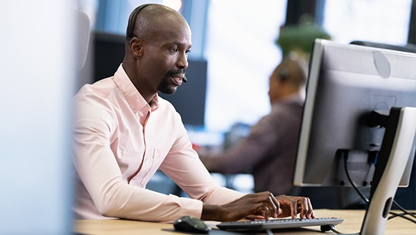 客户服务代表正在输入数据