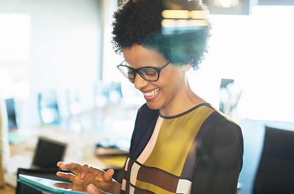 女性在办公室与平板电脑互动