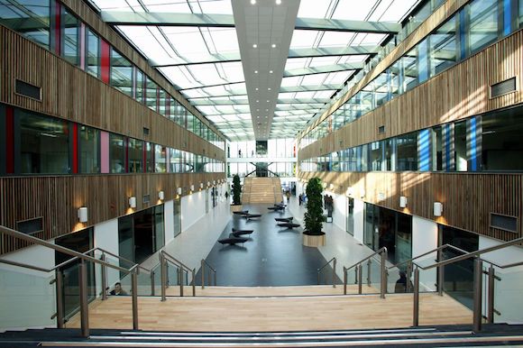 斯坦利公园高中内的大厅