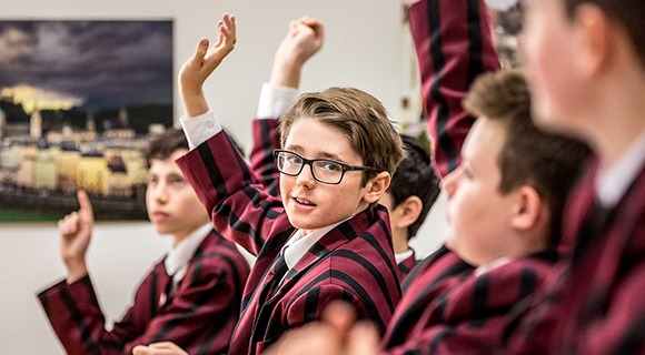 学生在教室里举手